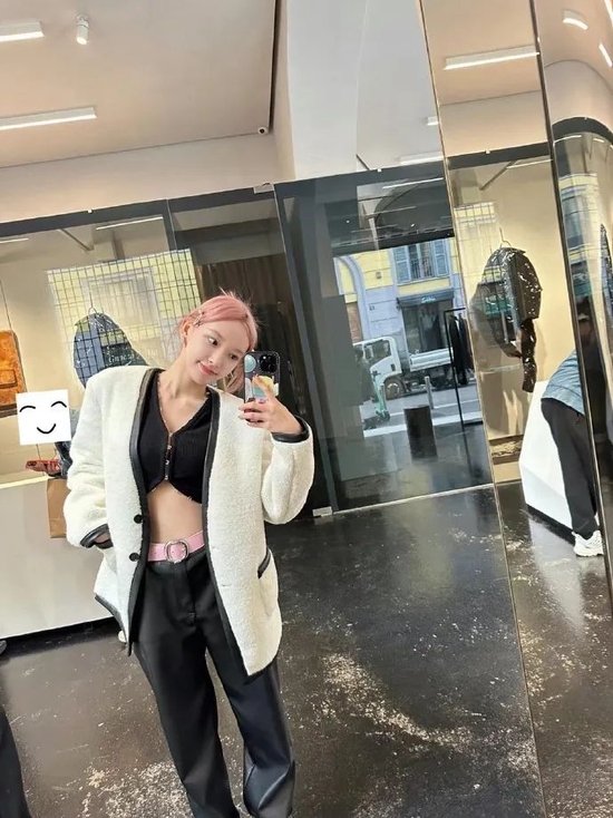 街拍明星夏季穿搭图片_街拍明星穿百褶裙搭配图片_明星穿搭街拍