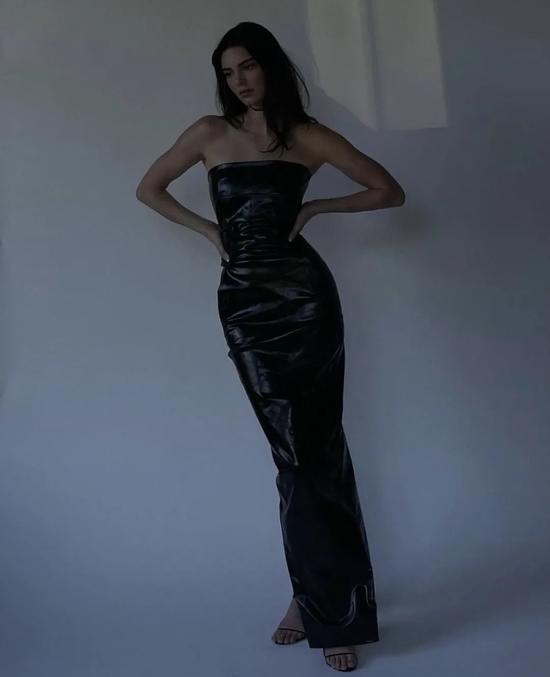 街拍美女穿搭夏季牛仔裤_明星穿搭街拍_明星街拍穿搭造型示范