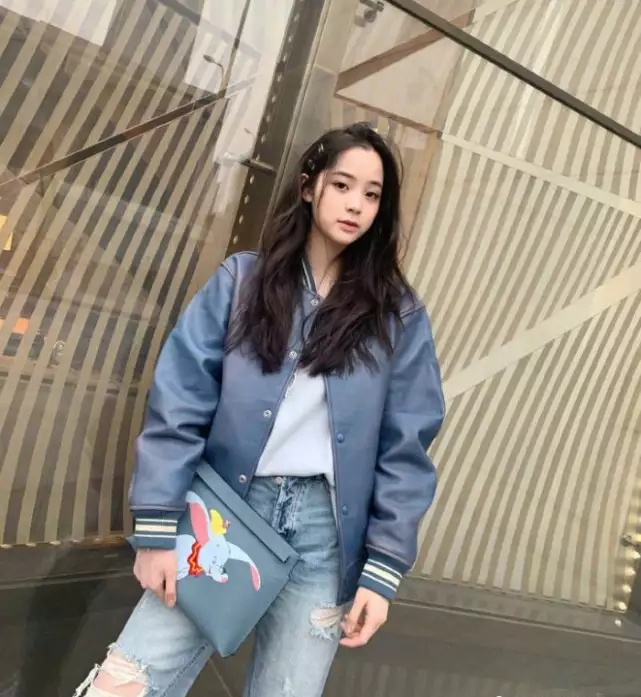 街拍明星穿百褶裙搭配图片_明星街头穿搭_明星穿搭街拍