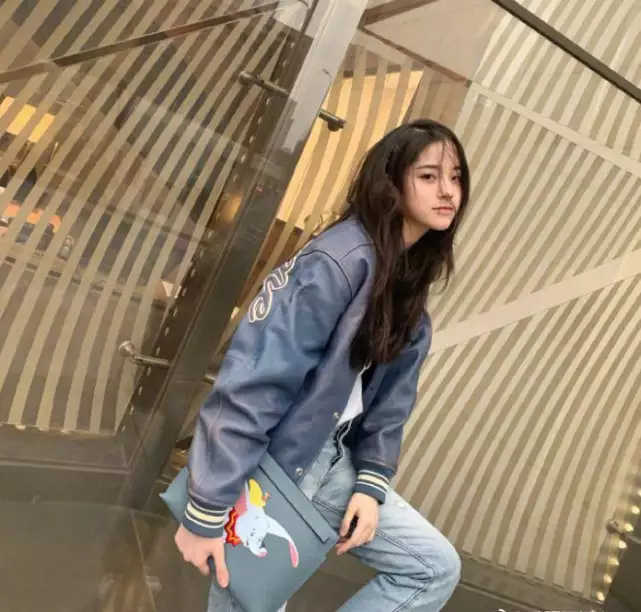 明星街头穿搭_明星穿搭街拍_街拍明星穿百褶裙搭配图片