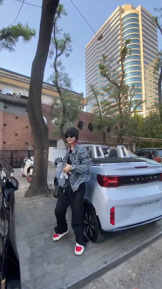 明星穿搭街拍_街拍牛仔裤美女穿搭2018夏_周迅街拍穿搭图片裙子