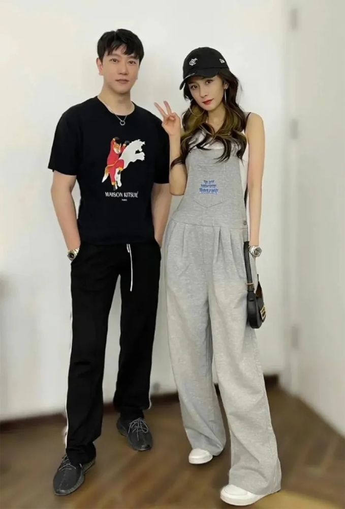 明星穿搭街拍_街拍牛仔裤美女穿搭2018夏_周迅街拍穿搭图片裙子