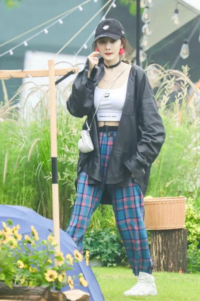 街拍牛仔裤美女穿搭2018夏_明星穿搭街拍_周迅街拍穿搭图片裙子