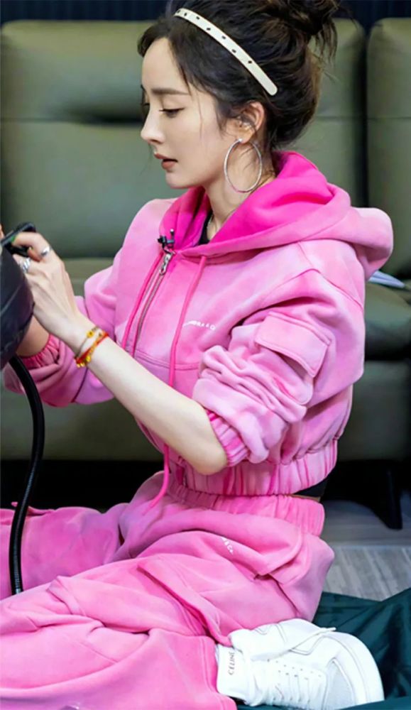 街拍牛仔裤美女穿搭2018夏_周迅街拍穿搭图片裙子_明星穿搭街拍