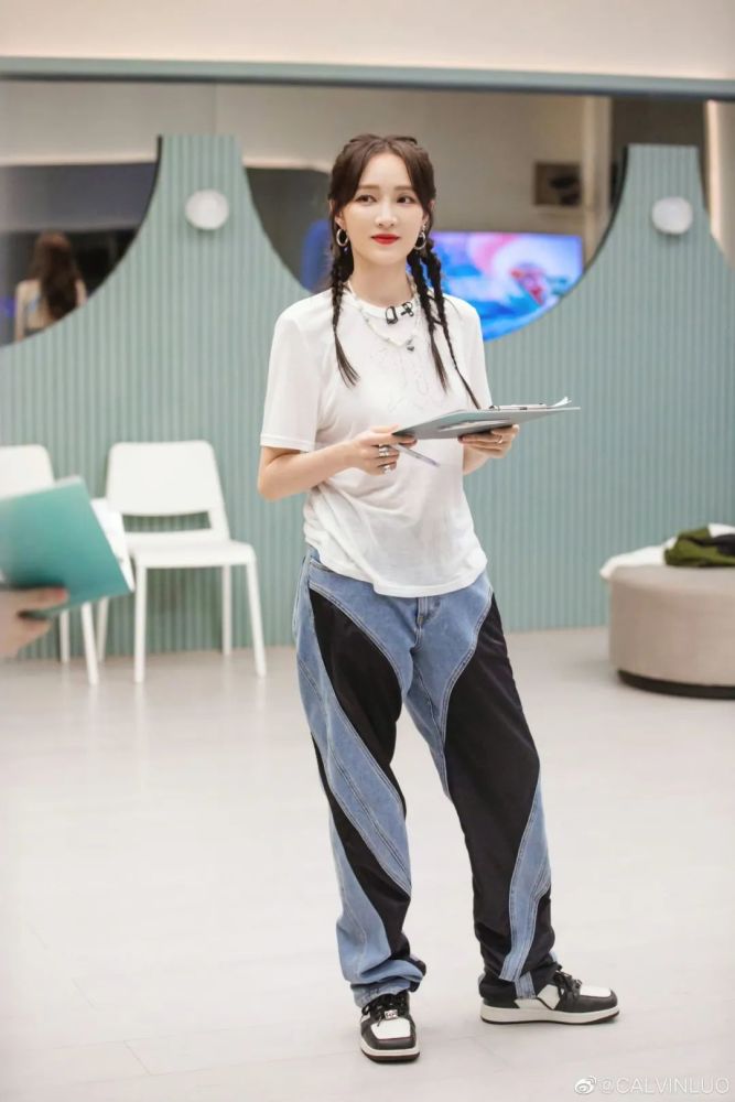 周迅街拍穿搭图片裙子_明星穿搭街拍_街拍牛仔裤美女穿搭2018夏