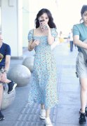 李菲儿现身机场碎花裙惊艳全场这身