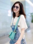 佘诗曼穿背带裤真甜美白嫩肌肤不靠