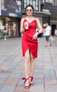 街拍美女身穿时尚上衣摆姿势看起来