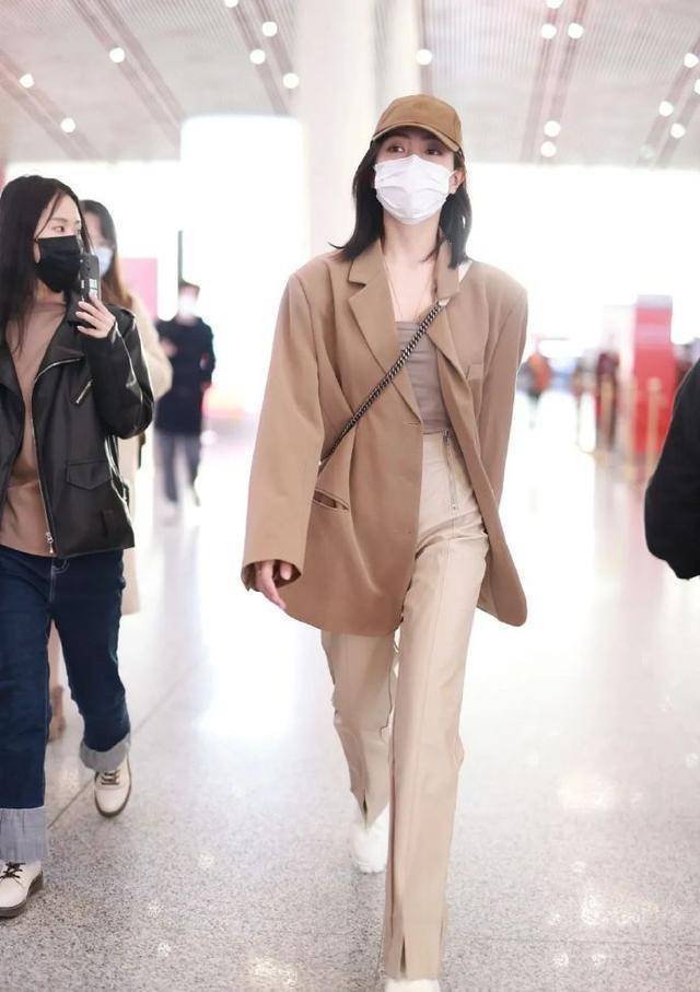 短裤穿搭街拍_街拍美女穿搭夏季牛仔裤_明星穿搭街拍