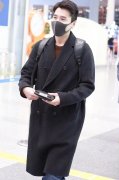 赵又廷宣布高圆圆怀孕后首现身低调