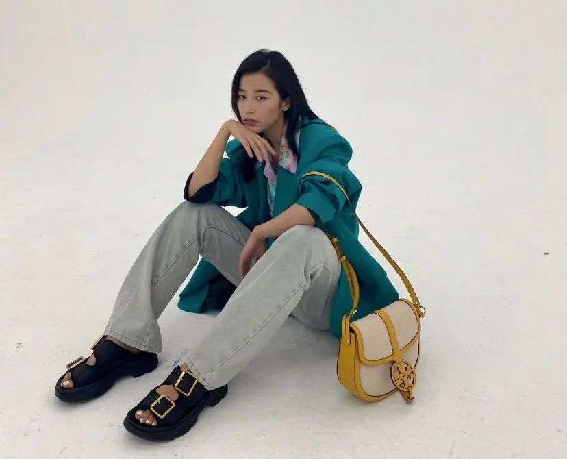 热门单品街拍_街拍单筒袜美女_热门微单相机大全