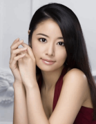 林心如穿白色针织衫配牛仔裤显小清