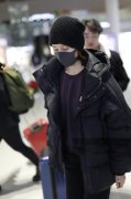 袁泉就是有这个本事羽绒服搭雪地靴