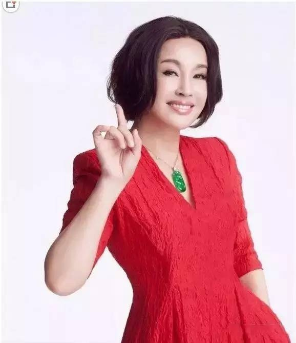 明星时尚街拍_明星穿搭街拍_街拍明星穿百褶裙搭配图片