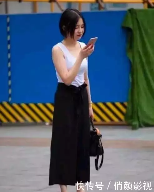 美女街拍身材苗条的小姐姐穿着时尚