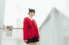 红色衣服搭配什么颜色裤子好看