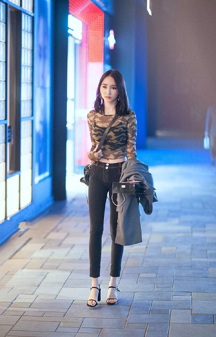 街拍搭配时尚女装_时尚搭配街拍_街拍搭配时尚的衣服