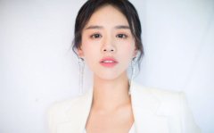 身材走样马思纯身穿宽松卫衣搭配一