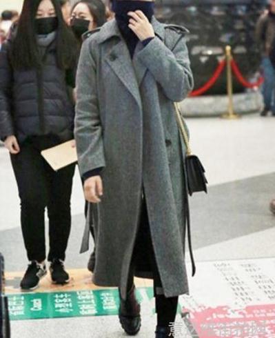 明星街头穿搭_街拍明星穿百褶裙搭配图片_明星穿搭街拍