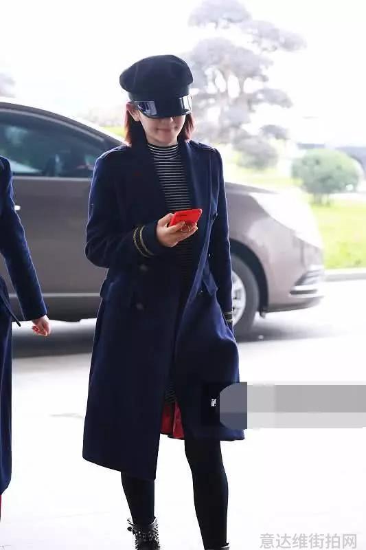 女明星们变了！往日机场街拍走性感路线，如今一个比一个穿得多