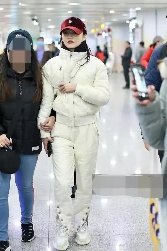 女明星们变了！往日机场街拍走性感路线，如今一个比一个穿得多