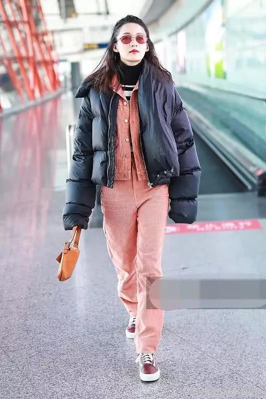 女明星们变了！往日机场街拍走性感路线，如今一个比一个穿得多