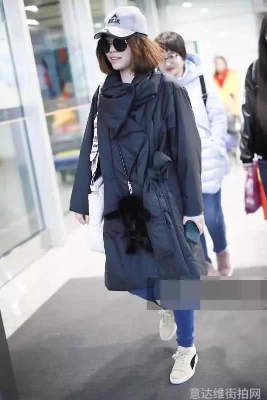 女明星们变了！往日机场街拍走性感路线，如今一个比一个穿得多