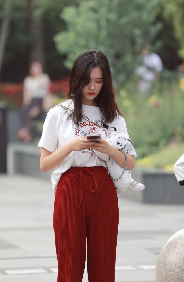街拍搭配时尚的衣服_时尚搭配街拍_街拍搭配时尚女装
