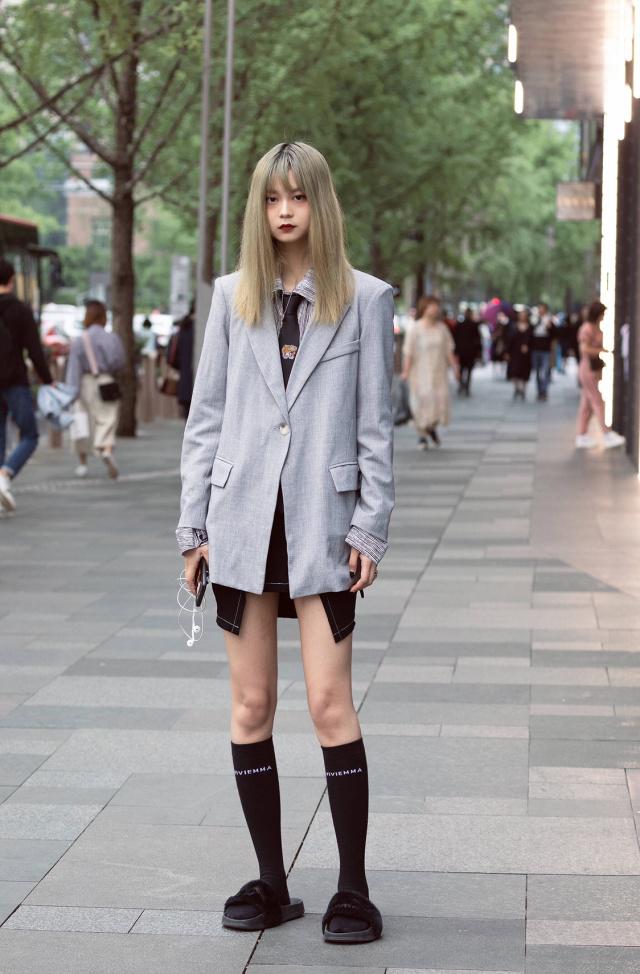 街拍搭配时尚女装_街拍搭配时尚的衣服_时尚搭配街拍