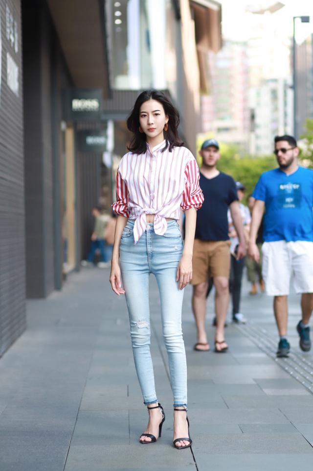街拍搭配时尚的衣服_时尚搭配街拍_街拍搭配时尚女装