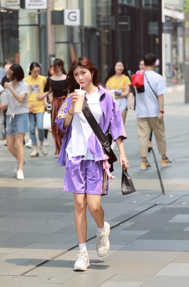 街拍搭配时尚的衣服_街拍搭配时尚女装_时尚搭配街拍