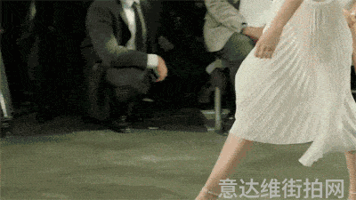街拍明星穿百褶裙搭配图片_明星街头穿搭_明星穿搭街拍