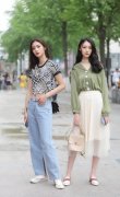 路人街拍姑娘看起来街头范十足穿一件超短热裤