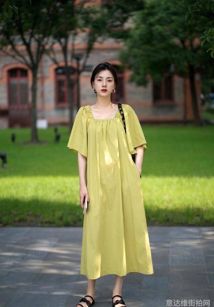 街拍搭配时尚的衣服_时尚搭配街拍_街拍时尚穿搭