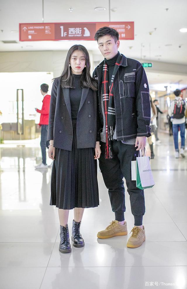明星街头穿搭_街拍明星穿百褶裙搭配图片_明星穿搭街拍