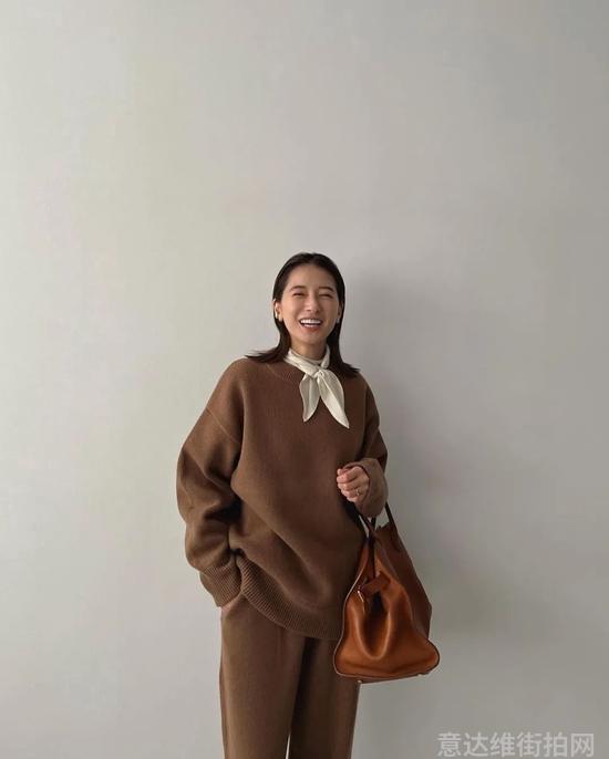热门单品街拍_单肩斜跨女包女星街拍_热门单职业传奇