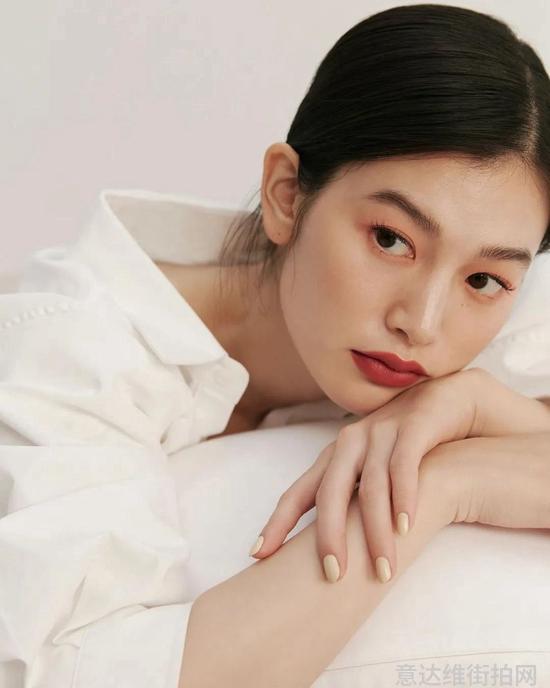 热门单品街拍_单肩斜跨女包女星街拍_热门单职业传奇