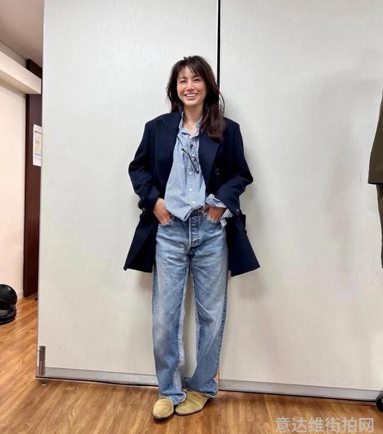 热门单品街拍_热门单职业传奇_单肩斜跨女包女星街拍