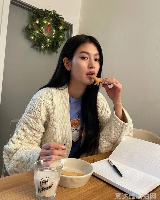 单肩斜跨女包女星街拍_热门单品街拍_热门单职业传奇