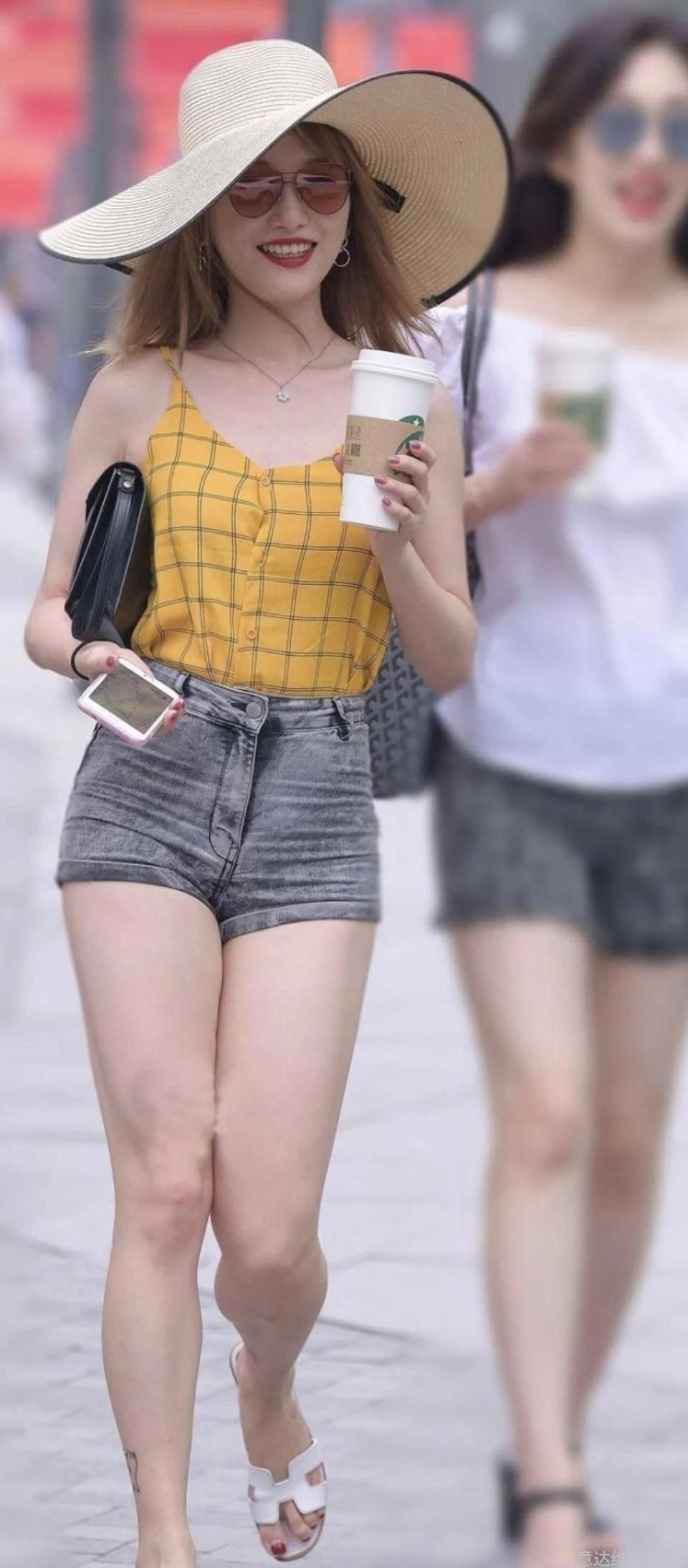 时尚搭配街拍_夏季时尚街拍美女搭配_街拍时尚搭配鞋