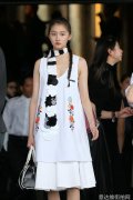 172cm关晓彤与166cm李宣美时装周同框比