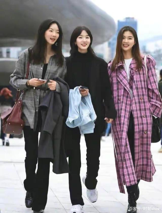 街拍时尚穿搭_街拍搭配时尚的衣服_时尚搭配街拍