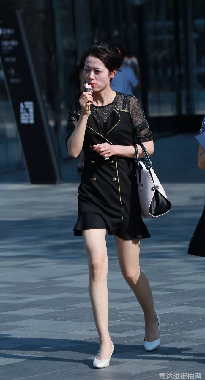 街拍搭配时尚女装_街拍搭配时尚的衣服_时尚搭配街拍
