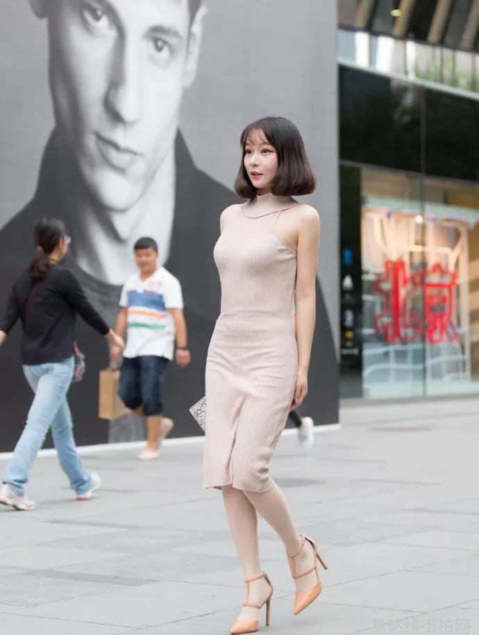 时尚搭配街拍_街拍搭配时尚的衣服_街拍搭配时尚女装