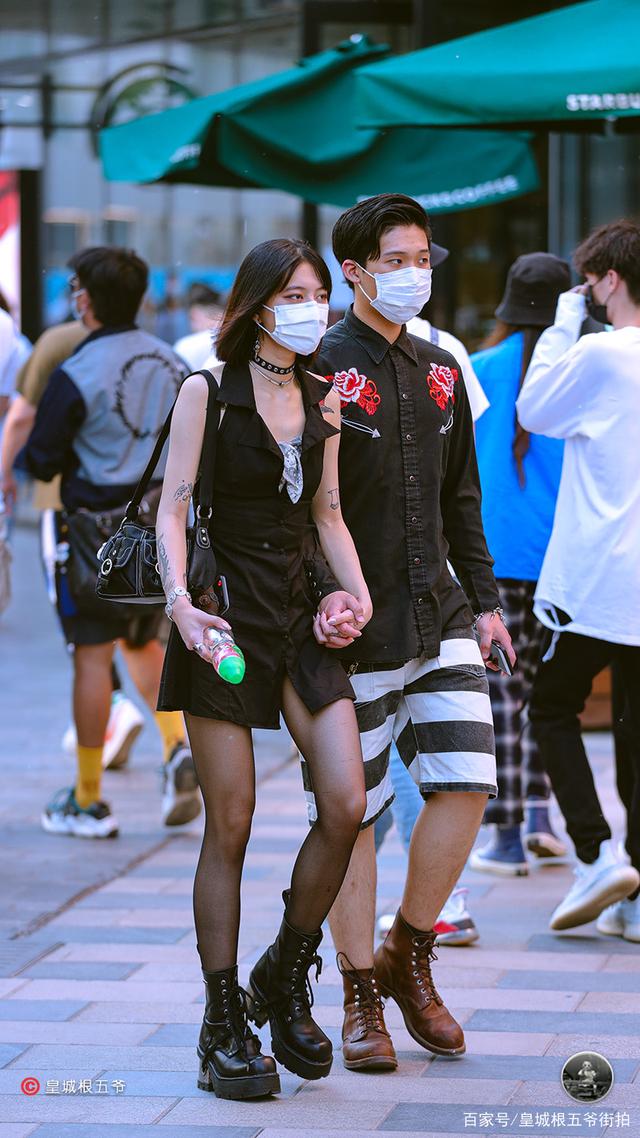 街拍搭配时尚女装_街拍搭配时尚的衣服_时尚搭配街拍