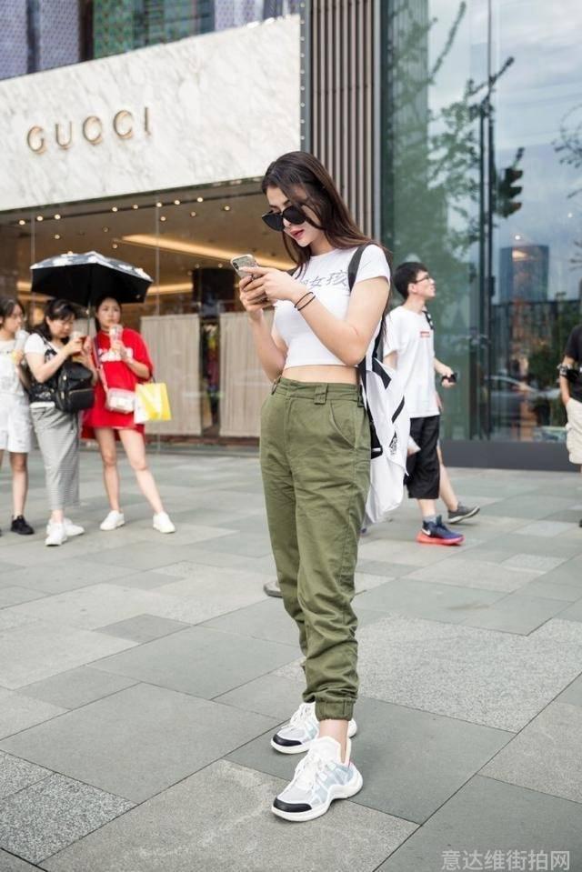 街拍搭配时尚女装_时尚搭配街拍_街拍时尚穿搭