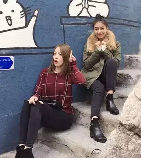 街拍明星穿百褶裙搭配图片_街拍明星夏季穿搭图片_明星穿搭街拍