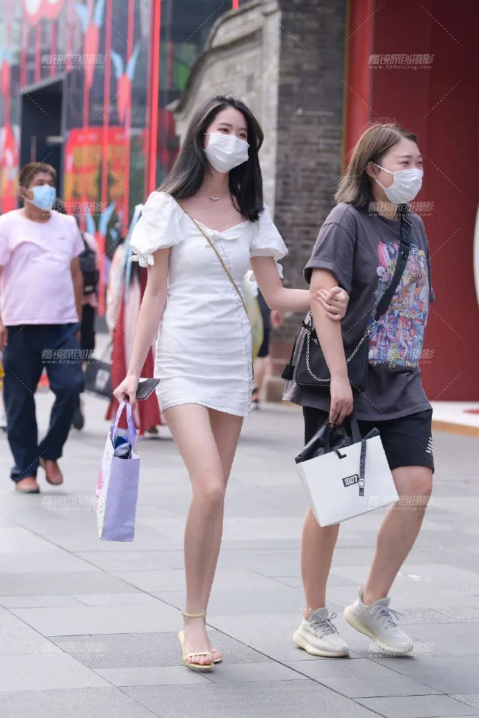 街拍明星穿百褶裙搭配图片_明星穿搭街拍_街拍明星夏季穿搭图片