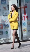 时尚街拍邂逅黄西装美腿丝袜高跟正