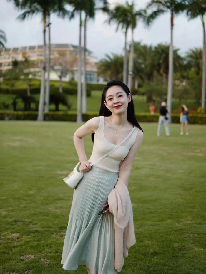 街拍搭配时尚女装_街拍时尚穿搭_时尚搭配街拍